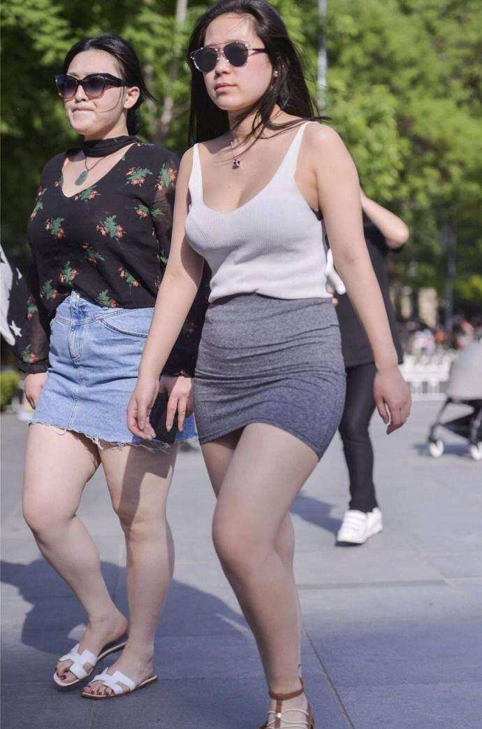 街拍: 丰满辣妈穿紧身包臀裙, 凹凸有致很好看