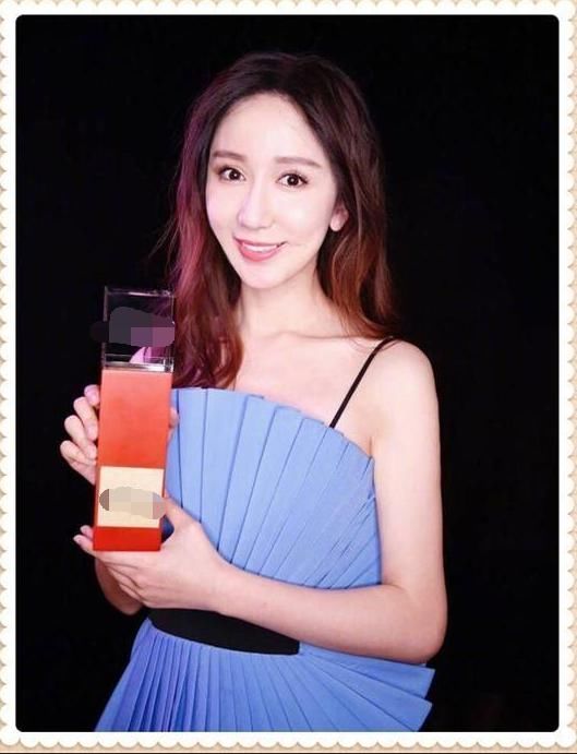 当陶虹与娄艺潇同穿扇子裙，网友：买家秀与卖家秀的差距一目了然