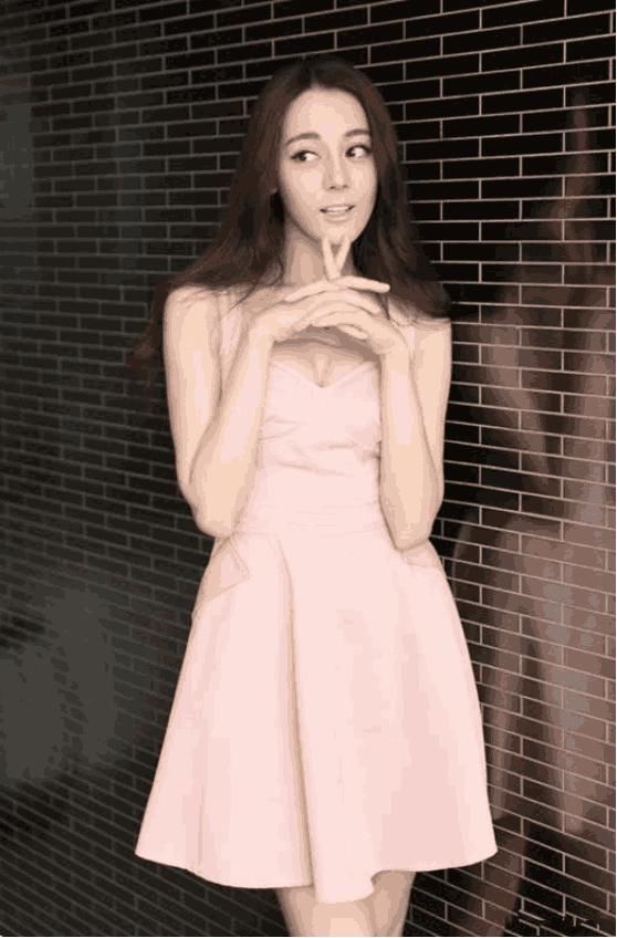 性感VS骨感，她和迪丽热巴穿吊带裙，谁的身材更好？