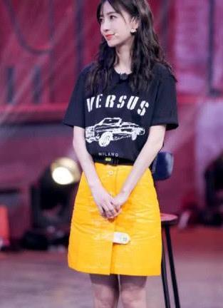 baby越来越会玩，皮裙都这么“黄”还穿出来？一网友：黄晓明快来