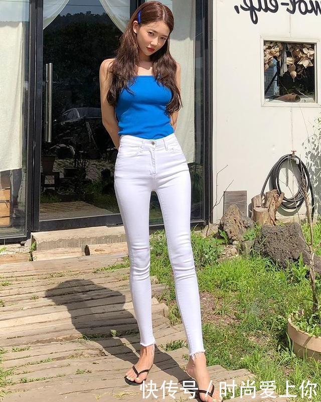 拥有小蛮腰的紧身牛仔裤小姐姐，尽显婀娜多姿的身材曲线！