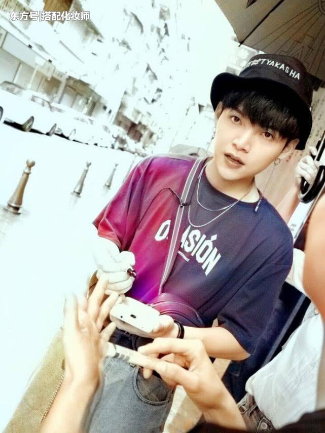 朱星杰出门又是化妆，又是戴耳坠，还把钥匙扣挂脖子上了！