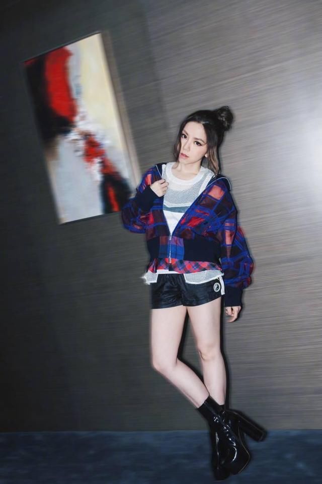 邓紫棋衣品爆发了，怎么看她凹造型都是喜欢的很！