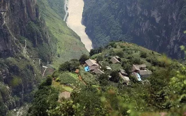 川西深藏的这个百年的悬崖村落，推开窗就能见云海