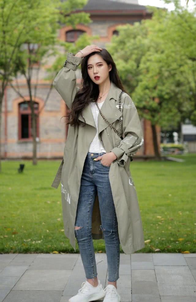  『美女』牛仔裤展现时尚活力的气息, 简约清爽又落落大方的感觉