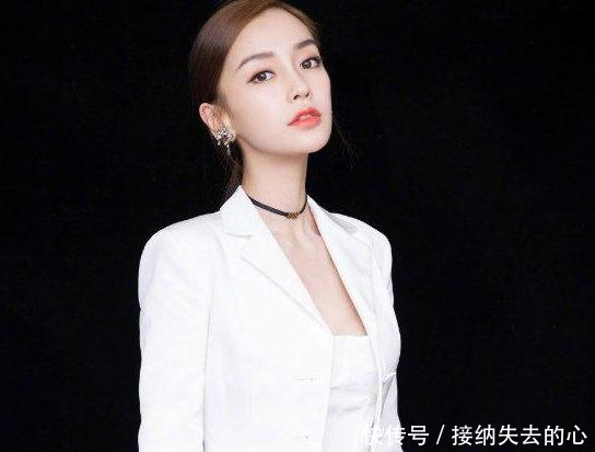 杨颖真大胆，竟把内衣外穿，网友黄晓明知道吗