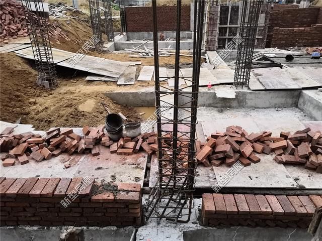 农村小伙盖房发现钢筋歪了10公分？这施工队太马虎，赶紧给钱走人