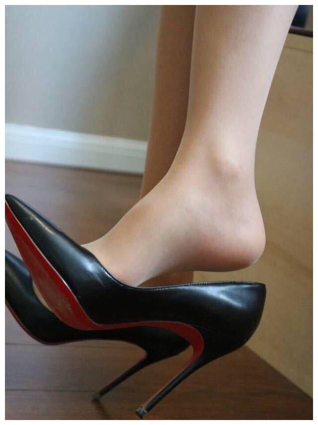 尖尖细高跟，分分钟秀出大长腿的节奏，彰显你的性感魅惑力！