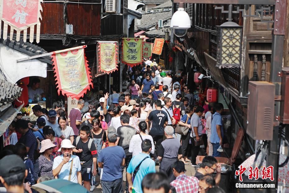 国庆假期 多地景区迎来客流高峰
