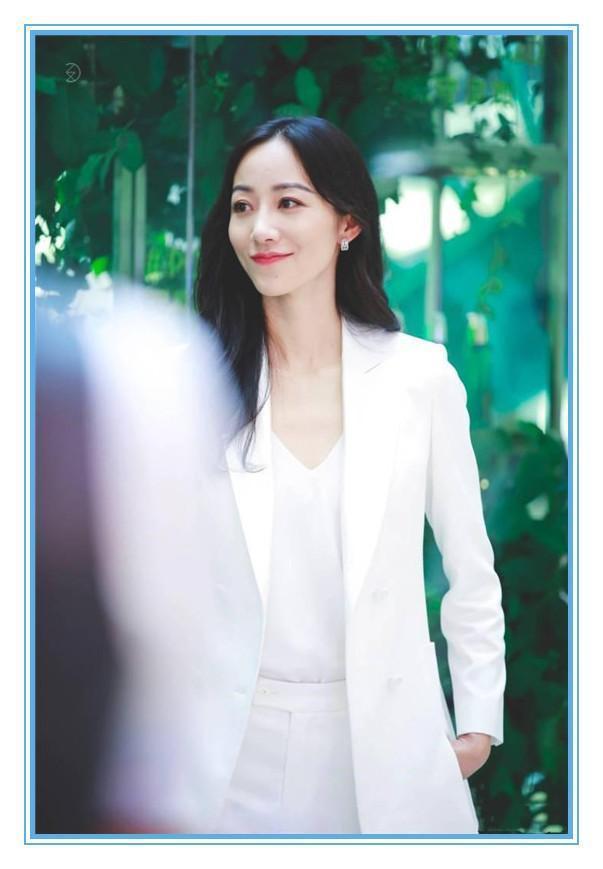 43岁赵薇穿白西装太霸气，35岁韩雪却不一样，网友：太仙气了