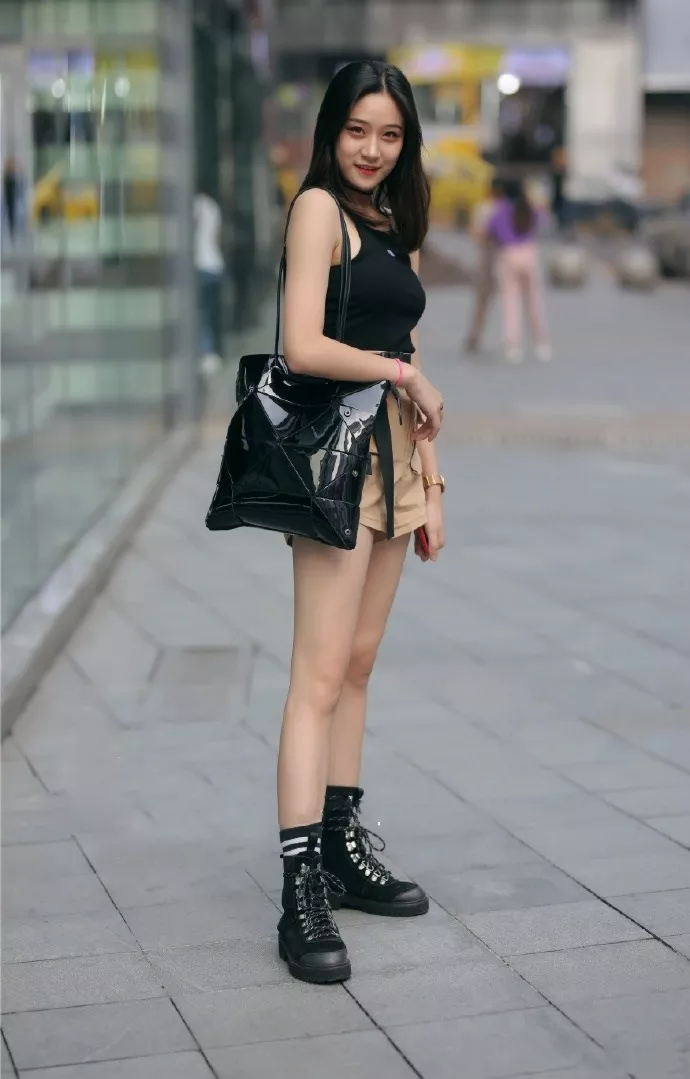 ? 路人街拍，小姐姐穿紧身衣配短裤上街，这颜值确实逆天！