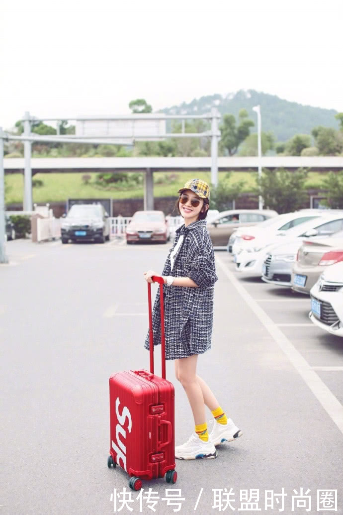 唐艺昕短裤配运动鞋，暴露了一双小粗腿，网友：张若昀喂的！