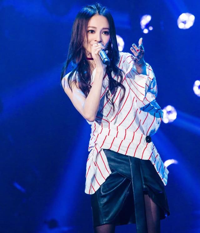 想把丝袜穿出美感,得要有张韶涵的“牙签腿”,所以女星为啥要瘦