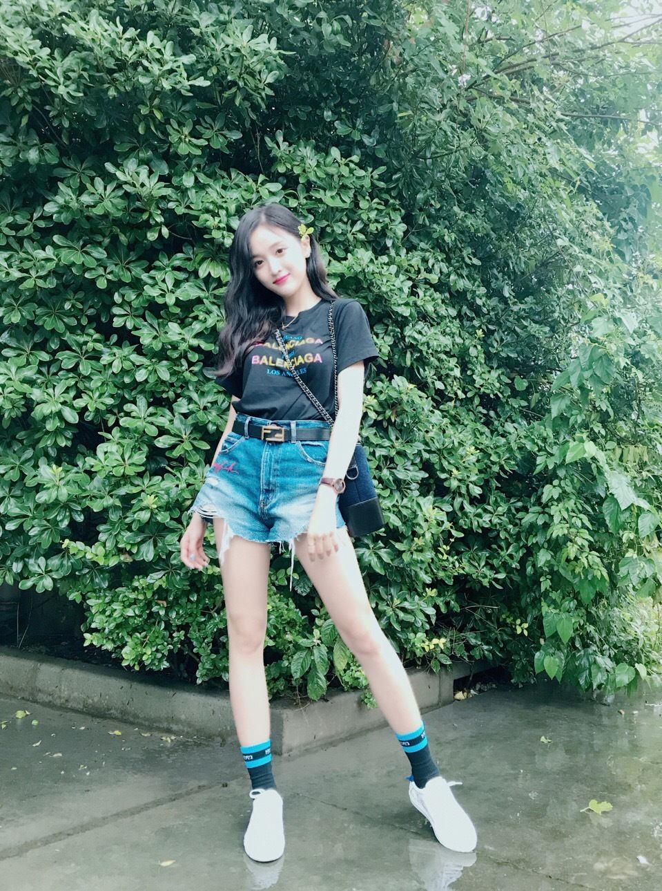 火箭少女吴宣仪耳后别花清新甜美，百变pose大秀性感美腿!