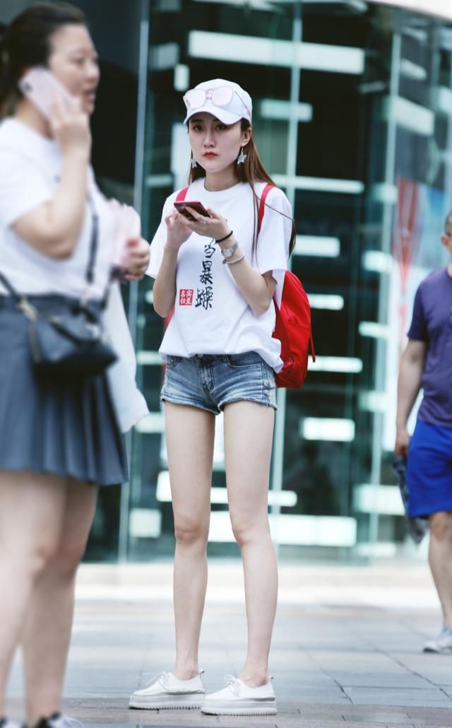 路人街拍，连衣裙加上时尚凉鞋的女神范