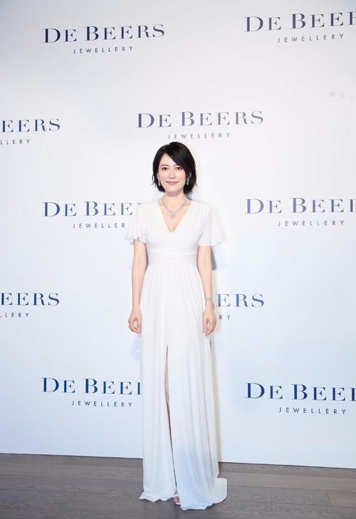 俞飞鸿小玩性感，白色裙装深V露“沟壑”，下半身中间开衩到大腿