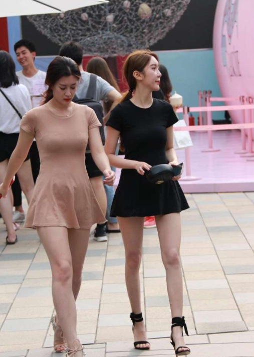 街拍: 有个漂亮的闺蜜, 是种什么体验呢？