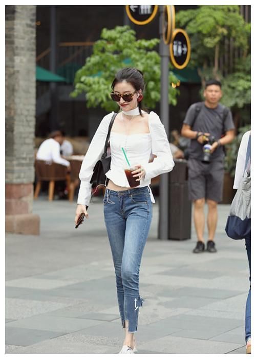 上海街拍：曲线迷人的紧身裤美女，凹凸有致的身材，十分抢眼！