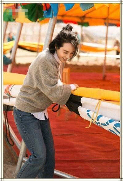 朱丹大晒美照，却被肚子上赘肉抢镜，网友：周一围还提得起兴趣么