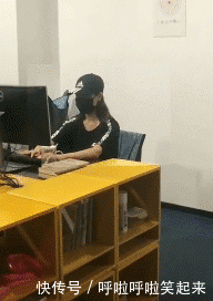  工作■搞笑GIF趣图：我就是用了这一招，老板还夸我工作认真努力呢