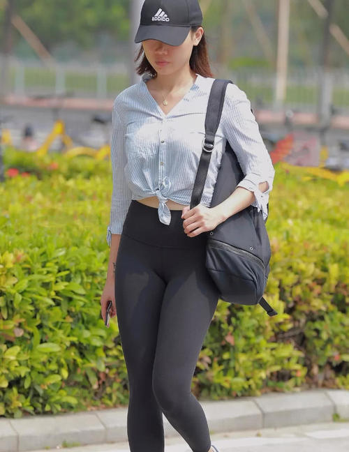 路人街拍，小姐姐穿上紧身瑜伽裤后，看上去格外的迷人俏皮