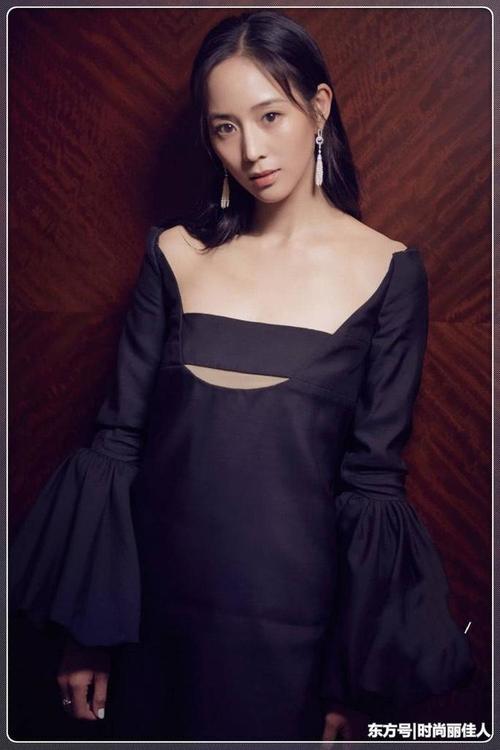 张钧甯还真是敢穿,低领小黑裙穿出时尚新高,网友:气质女神