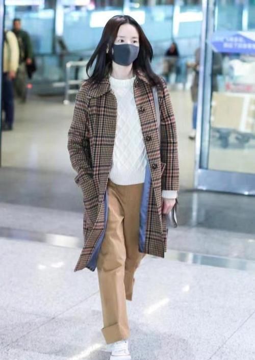  #女性朋友#董洁颜值真高！素颜出镜毫无畏惧，格纹大衣搭配白色毛衣保暖洋气