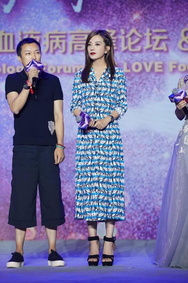 赵薇真瘦了，身穿白色连衣裙，看起来完全是百斤不到的女子