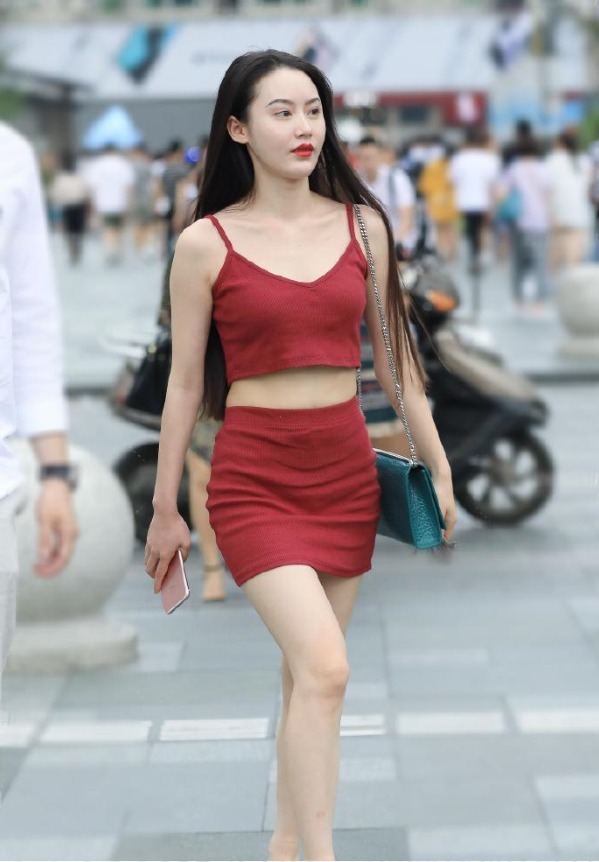 小姐姐|街拍：表姐好好的连衣裙非要在中间”截一道“, 这样好看吗?