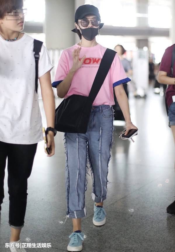 郁可唯真胆大!竟把牛仔裤“反穿”来走机场,网友:这叫时尚!