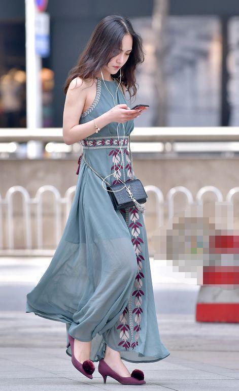 街拍：美女穿黑色紧身套装，就像漫画女战士，简直是街头魅影！