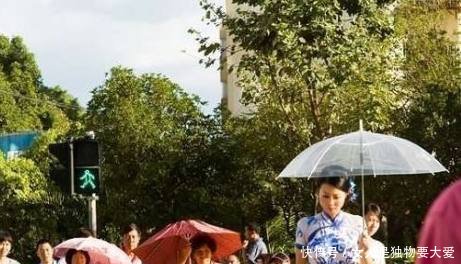 美女不穿衣服上街，一开始路人以为那是旗袍，细看才发现玄机