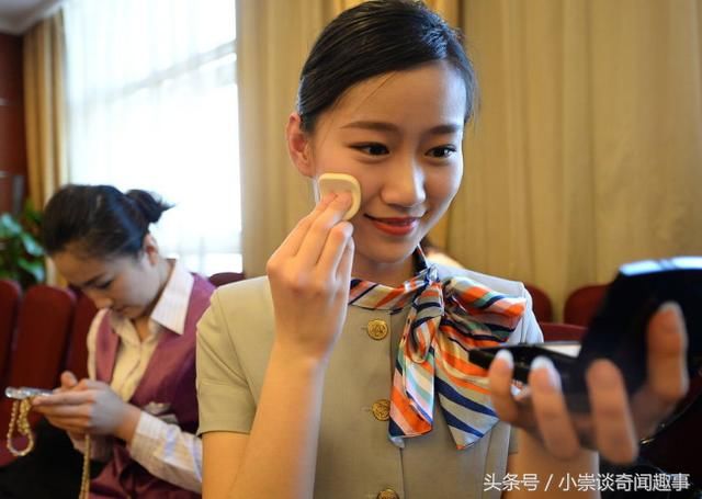 男子乘坐飞机，遇到一位“不一般”的空姐，网友：这飞机饭菜真好