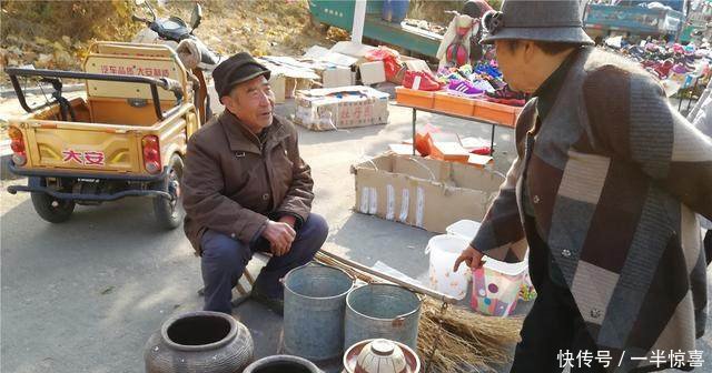 农民大爷忍痛卖稀罕宝贝，路人嫌旧货，少人问津
