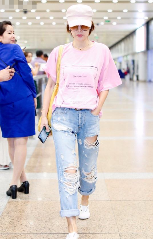 马伊琍真邋遢？泛黄的破洞牛仔裤搭配粉色上衣，显得真脏！