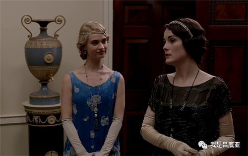 『唐顿』脸大如何么么哒?《唐顿庄园》莉莉·詹姆斯来示范!
