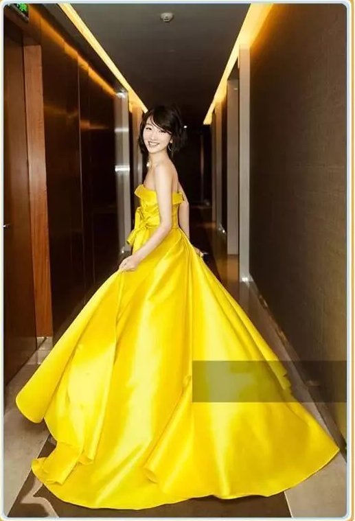 当宋祖儿和周冬雨同穿金色裙，网友:终于见识到扮嫩的最高境界!