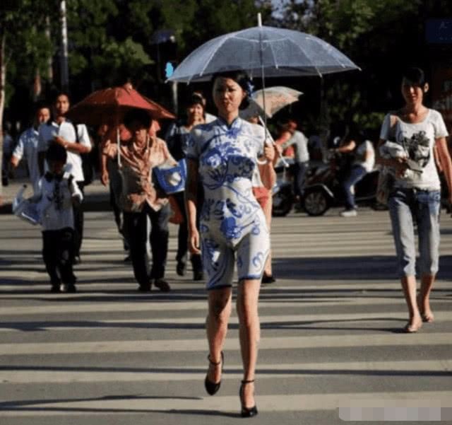 妙龄少女做人体彩绘模特，没有衣物遮拦她依旧敢上街