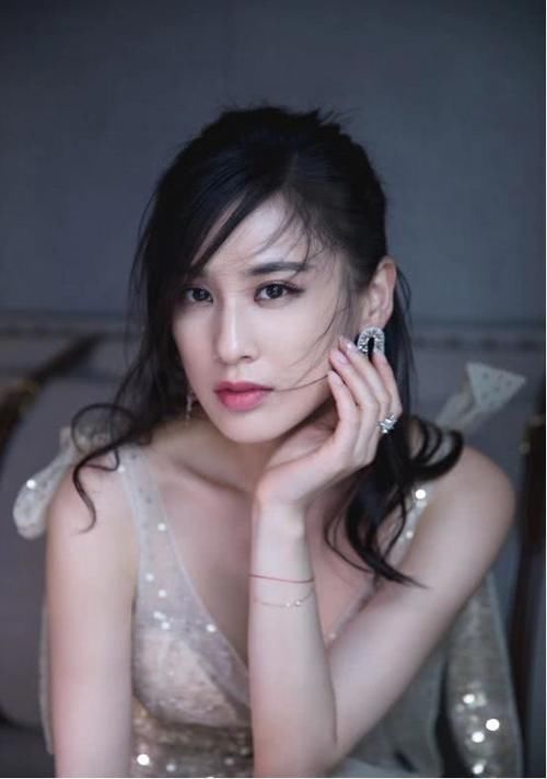 # 出纱裙#锁骨太明显，曲线好得让人羡慕，黄圣依这身材还穿纱裙真绝了