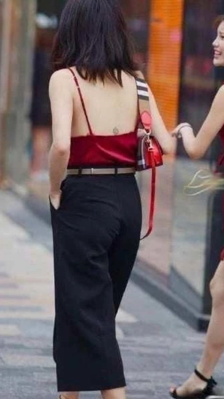 街拍 成熟美少女 用一条吊带连衣裙 证明自己还是那么的风韵犹存