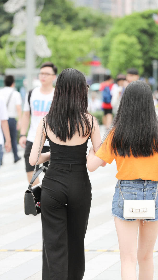 时尚御姐穿紧身裤裹出丰腴肉感的臀线，勒痕明显很有风情