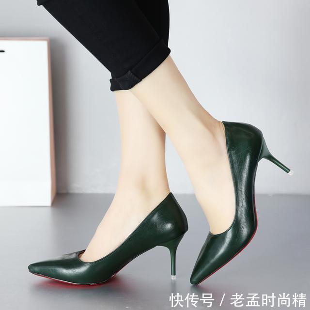  单鞋：时尚潮流的尖头单鞋，精致小巧显瘦显白，适用于不同年龄段的女士！