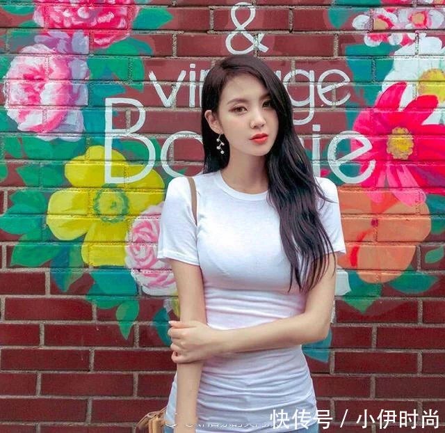 街拍：小姐姐身材一般，却穿出专业模特的感觉