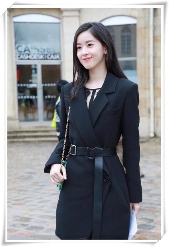 当章泽天和田朴珺同穿西装，网友：一个霸道总裁一个公司前台！