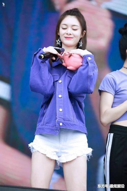 傅菁也疯狂!短裤短到露出安全裤,一般人可不敢这样穿上台的