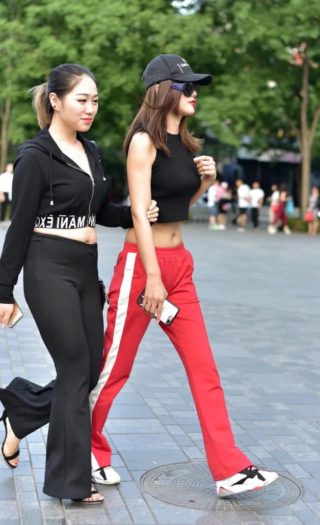 小姐姐紧身露脐装勾勒出丰满上围,平底鞋的穿搭,仍然比闺蜜高出
