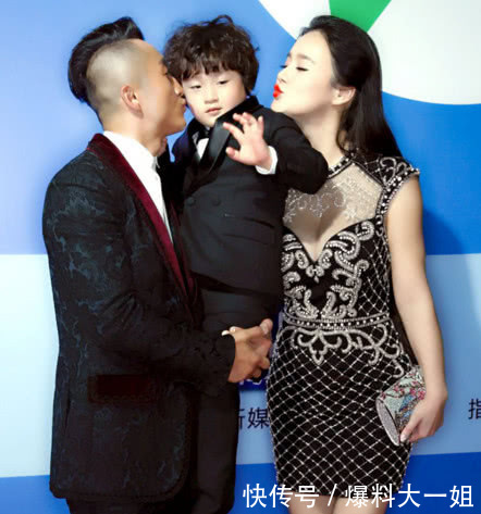 冉莹颖将牛仔包臀裙撕开了穿，网友：真羡慕拳王