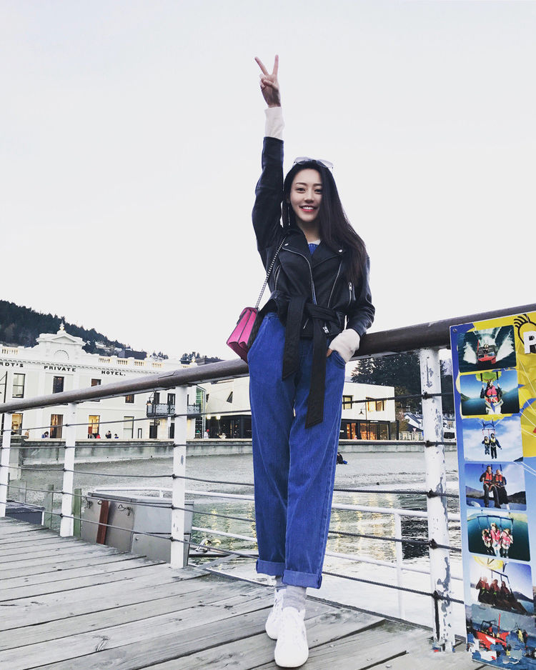 黄梦莹现身机场，白T配牛仔裤似少女，网友：看起来像18岁！