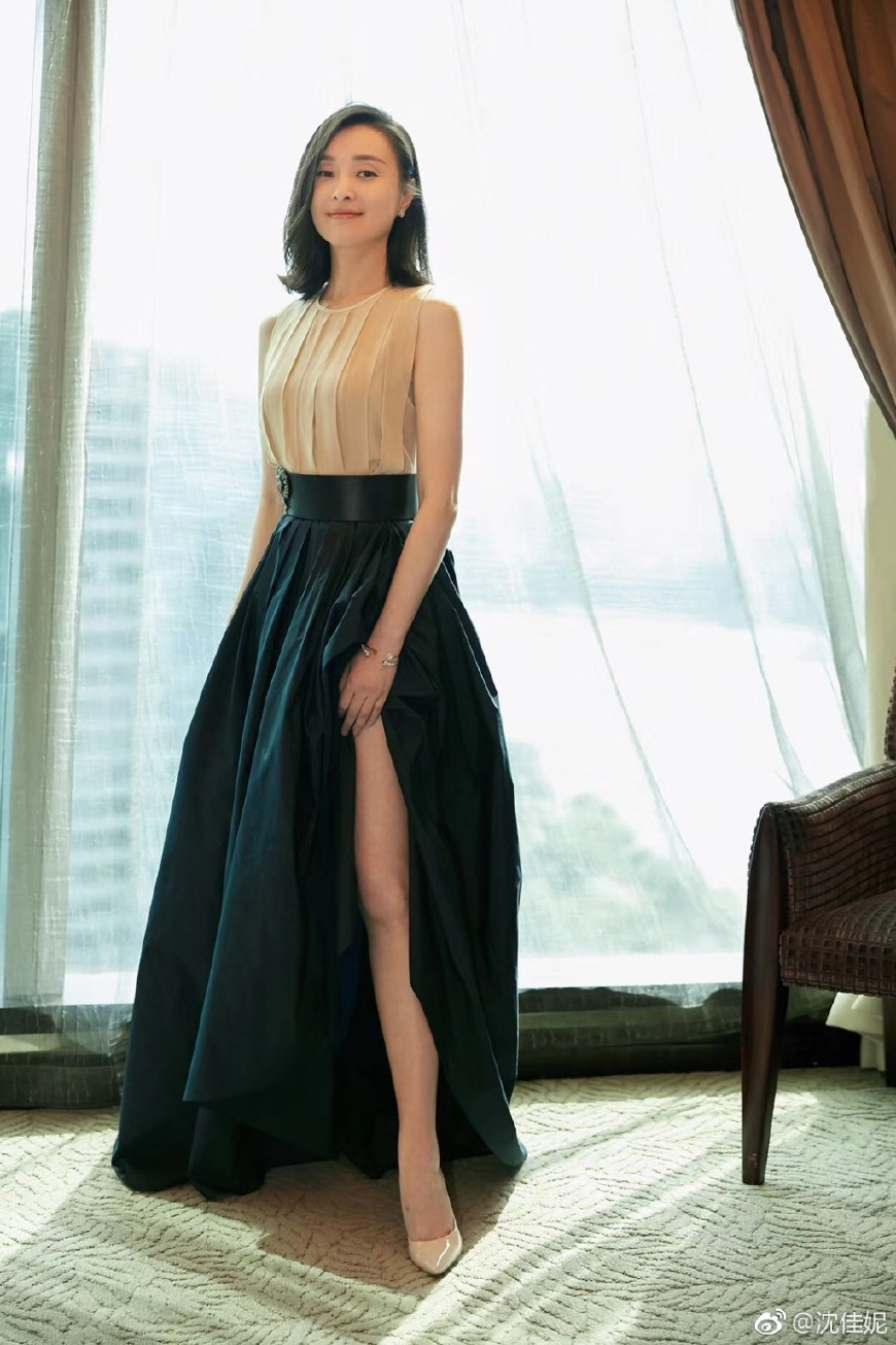 沈佳妮身穿开叉长裙端庄优雅，尽秀大长腿，网友：朱亚文好眼光！