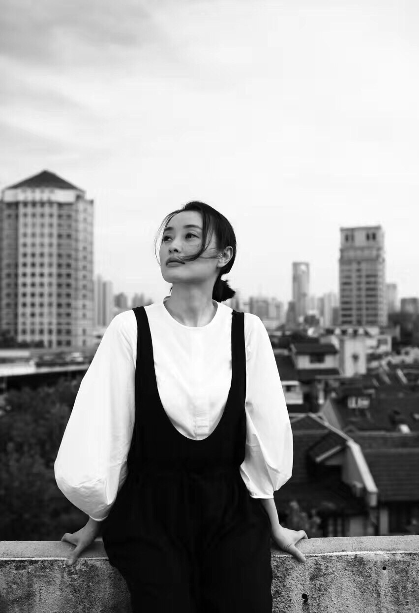 沈佳妮身穿开叉长裙端庄优雅，尽秀大长腿，网友：朱亚文好眼光！